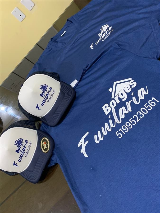 Camisetas e bonés personalizados com a marca de uma empresa