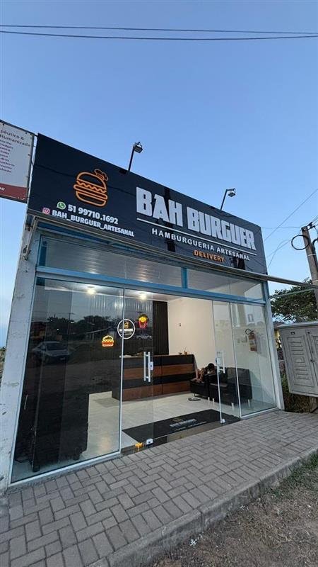 Fachada de hamburgueria com letreiro iluminado