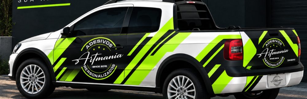 Picape envelopada com adesivos em preto e verde-limão