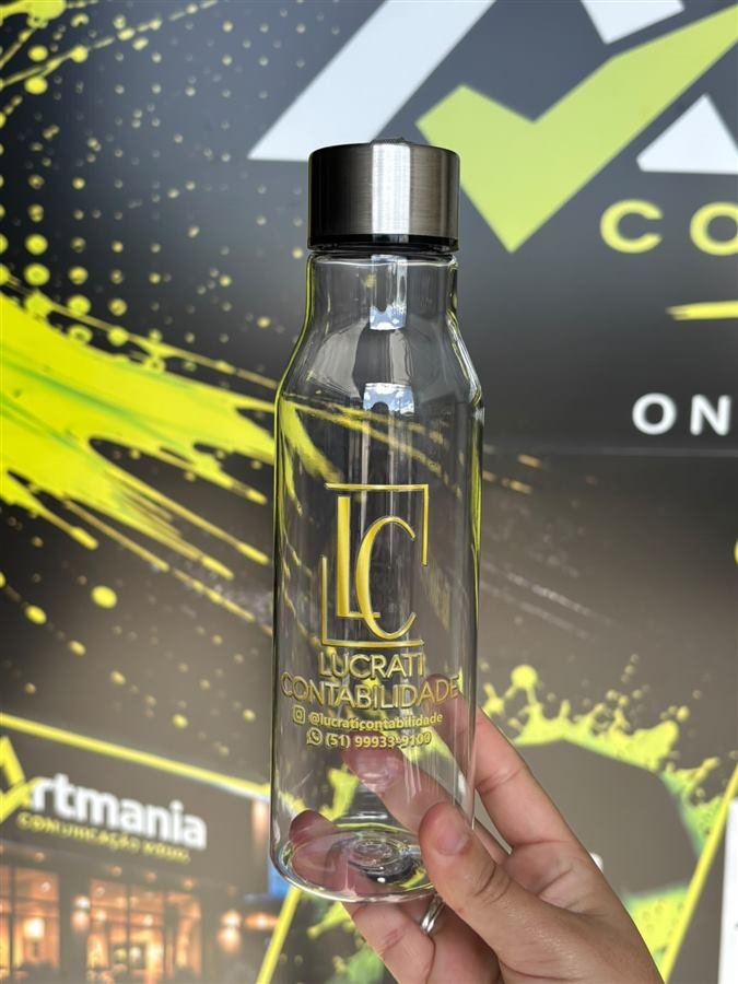 Garrafa personalizada com logo dourado