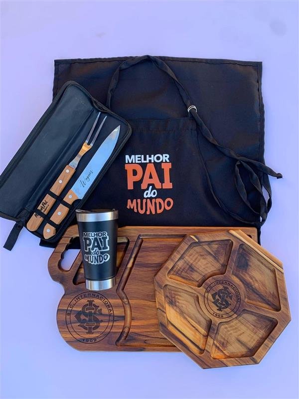 Kit churrasco com avental, faca, garfo, copo e tábuas gravadas