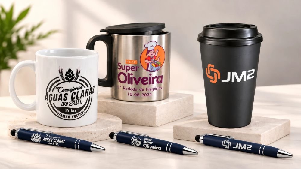 Canecas, copo e canetas personalizados com a marca de empresas clientes