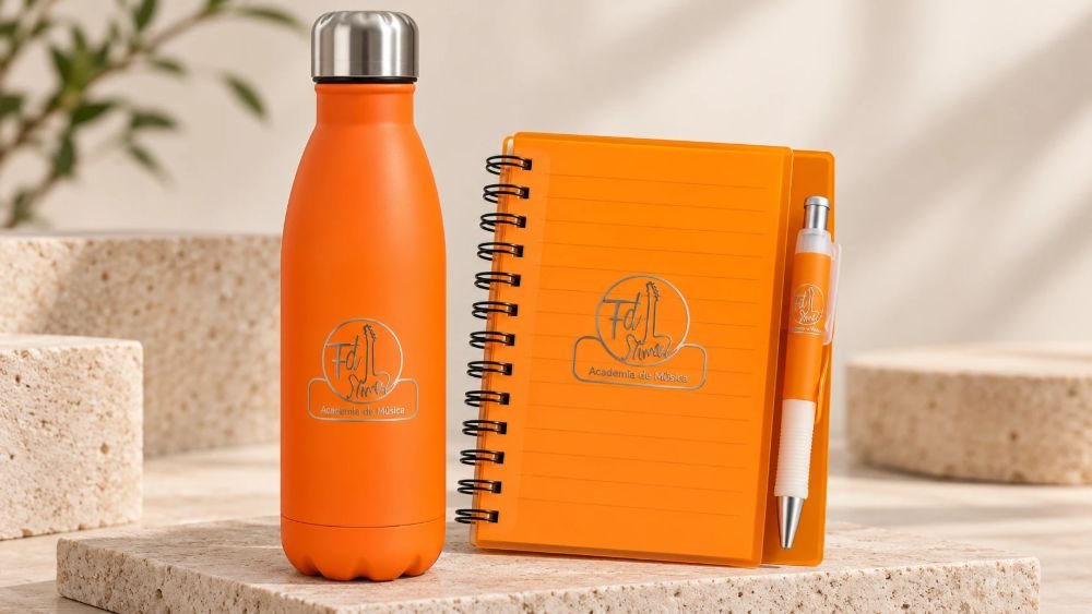 Garrafa térmica, bloco e caneta laranja com logo gravado