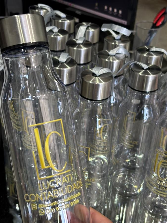 Garrafas personalizadas com a marca de uma empresa cliente, prontas para entrega