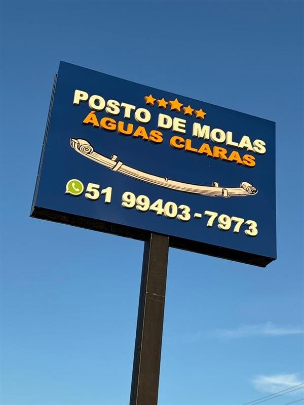Placa luminosa em poste para empresa